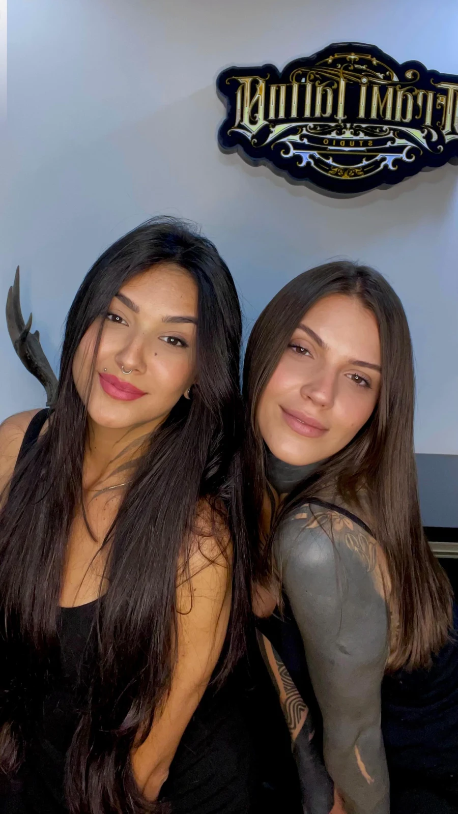 Anny com outra tatuadora em um registro de colaboração