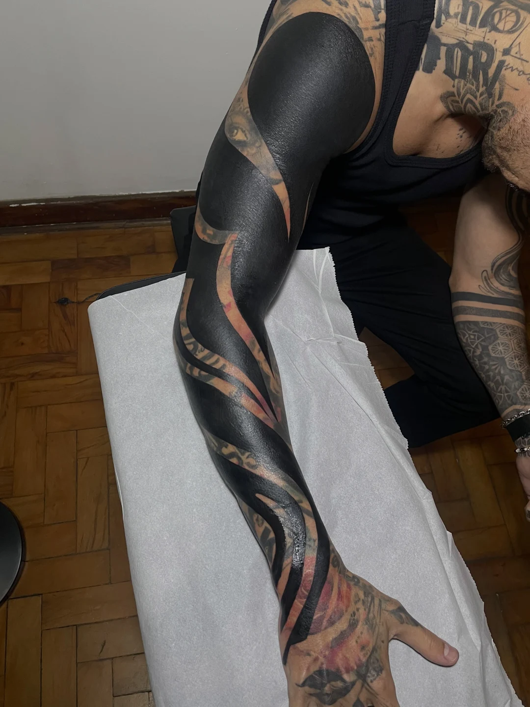 Braço com composição em preto, áreas preenchidas e detalhes de blastover